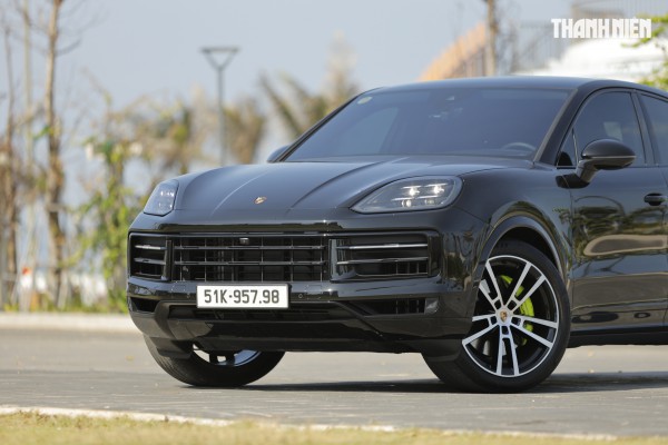 ‘Ghìm cương’ Porsche Cayenne e-hybrid giá gần 7 tỉ đồng: Nhanh, mạnh, ít ngốn xăng
