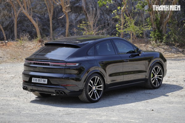 ‘Ghìm cương’ Porsche Cayenne e-hybrid giá gần 7 tỉ đồng: Nhanh, mạnh, ít ngốn xăng