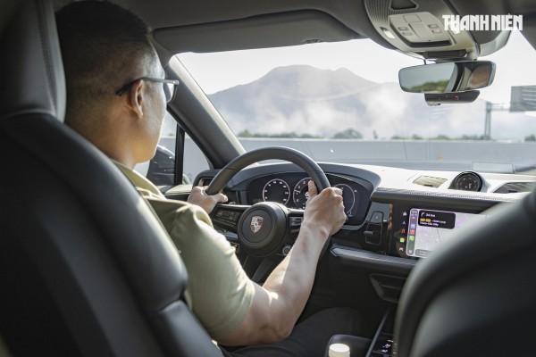 ‘Ghìm cương’ Porsche Cayenne e-hybrid giá gần 7 tỉ đồng: Nhanh, mạnh, ít ngốn xăng