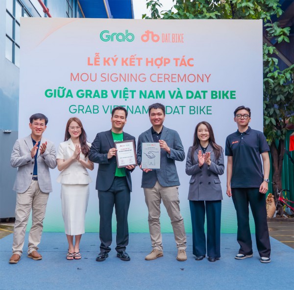 Grab bắt tay Dat Bike: Phổ cập xe điện bằng 