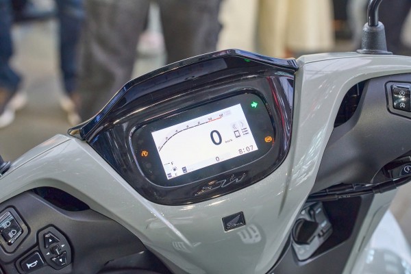 Honda SH 2026 giá từ 77,89 triệu đồng nâng cấp những gì?