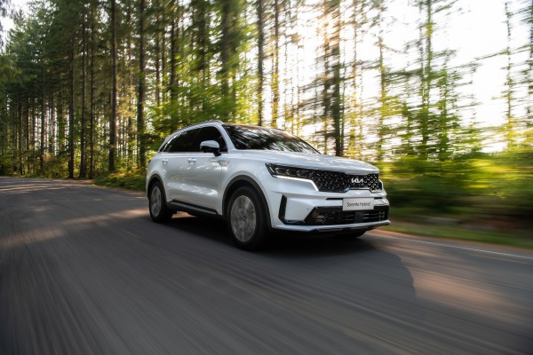 Kia Sorento Plug-in Hybrid khác biệt gì so với phiên bản hybrid thường?