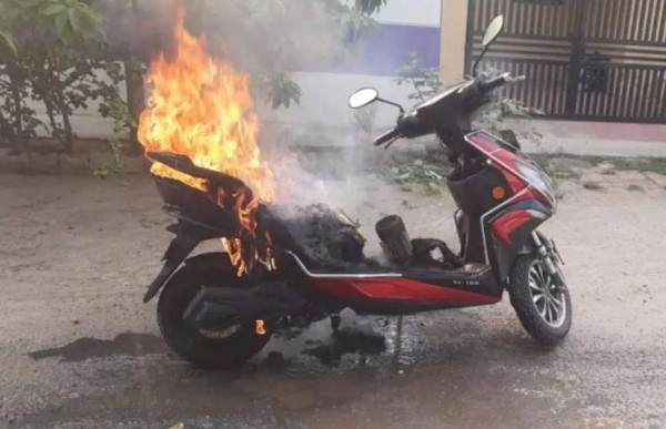 Làm thế nào để tránh nguy cơ xe máy điện cháy nổ?