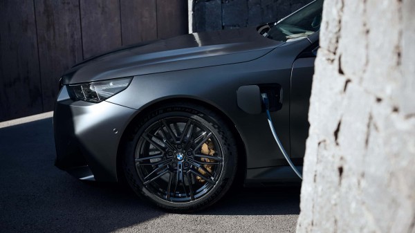 Lần đầu tiên ô tô hybrid cắm sạc bán chạy hơn xe máy dầu