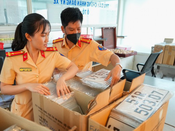 Lệ phí cấp biển số ô tô tại Hà Nội, TP.HCM giảm còn 14 triệu đồng