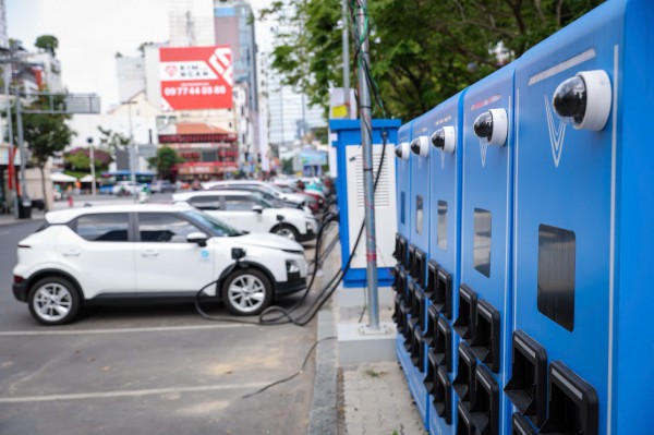 Liên tục triển khai tủ đổi pin, VinFast quyết giữ 