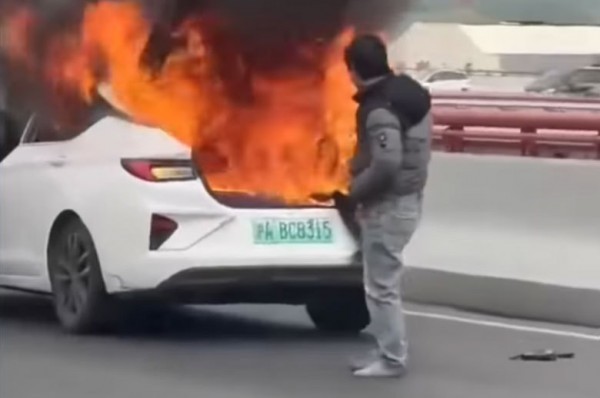 Lo ngại cháy nổ từ xe điện giá rẻ Trung Quốc