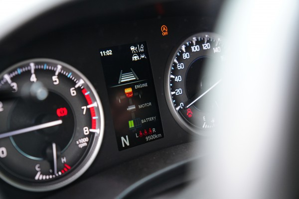Mẹo lái xe hybrid tiết kiệm xăng