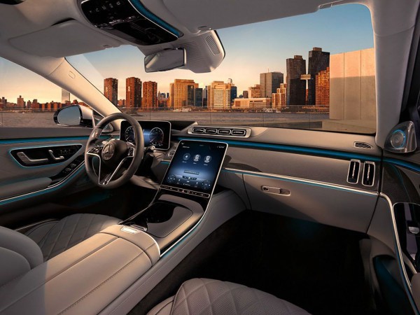 Mercedes-Benz trưng bày tại JW Marriott Hà Nội mùa Giáng sinh