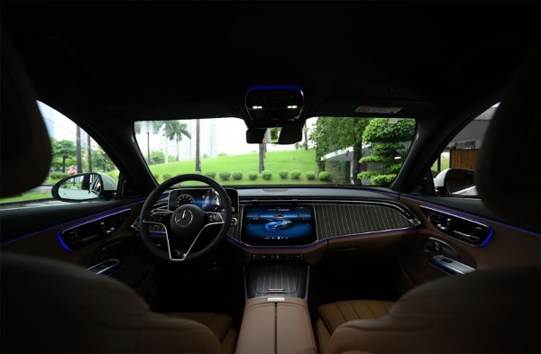 Mercedes-Benz trưng bày tại JW Marriott Hà Nội mùa Giáng sinh