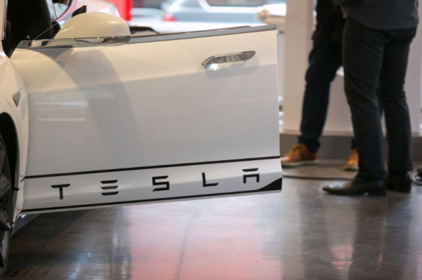 Ngành ô tô sau “cơn sốt” công nghệ: Bước lùi để tiến xa hơn