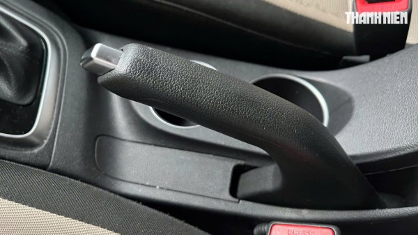 Ngoài đỗ xe, phanh tay ô tô còn có thể sử dụng trong trường hợp nào?