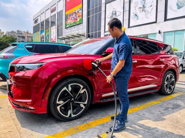 Ngồi trong xe điện có nên bật điều hòa chờ sạc pin?
