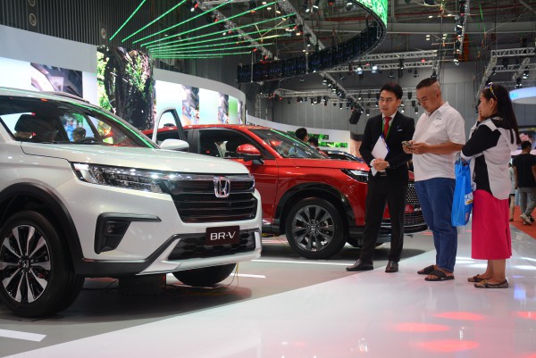 Người Việt giảm mua ô tô động cơ xăng dầu, xe hybrid hút khách