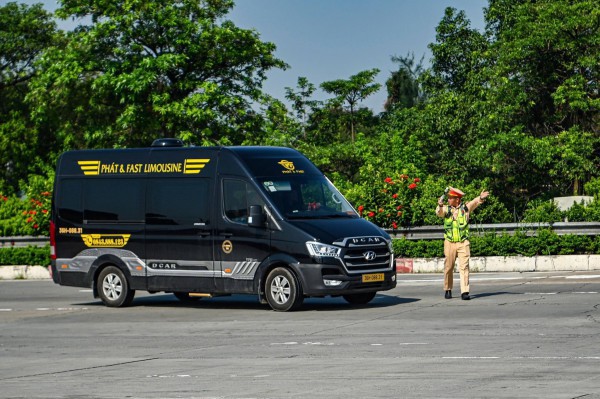 Phân biệt biển báo hiệu dành cho ô tô, chỉ khác nhau dấu mũi tên thế nào?