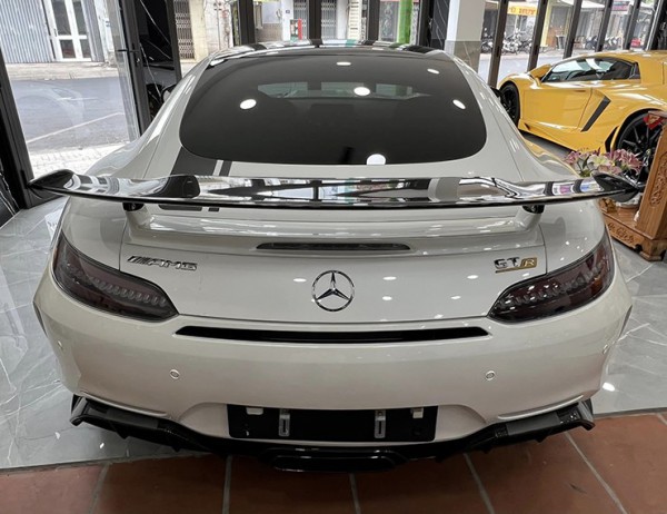 Qua Vũ "chốt đơn" Mercedes-AMG GT R hơn 11 tỷ đồng chỉ sau vài phút xem xe