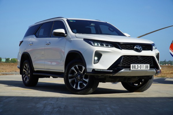 SUV 7 chỗ năm 2025: Ford Everest bán kỷ lục, đều đặn mỗi tháng trên 1.000 xe