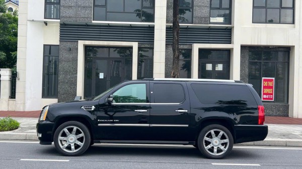 SUV hiếm Cadillac Escalade ESV 17 năm tuổi rao giá hơn 700 triệu tại Việt Nam SUV hiếm Cadillac Escalade ESV 17 năm tuổi rao giá hơn 700 triệu tại Việt Nam