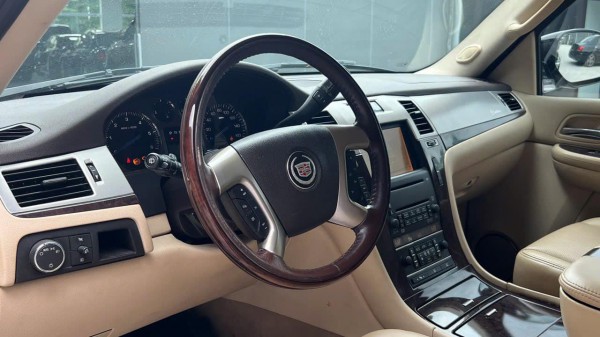 SUV hiếm Cadillac Escalade ESV 17 năm tuổi rao giá hơn 700 triệu tại Việt Nam SUV hiếm Cadillac Escalade ESV 17 năm tuổi rao giá hơn 700 triệu tại Việt Nam