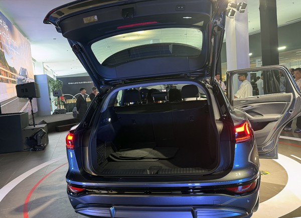 SUV thuần điện Audi Q6 e-tron giá từ 3,199 tỉ đồng tại Việt Nam SUV thuần điện Audi Q6 e-tron giá từ 3,199 tỉ đồng tại Việt Nam