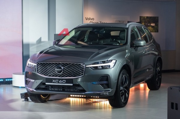 Sức mua ô tô xăng dầu giảm mạnh, xe hybrid nổi lên như điểm sáng