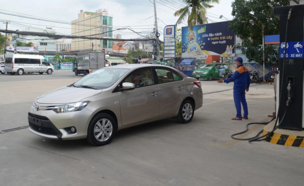 Tại sao nhiều quốc gia quy định tài xế phải tắt máy ô tô khi đổ xăng?