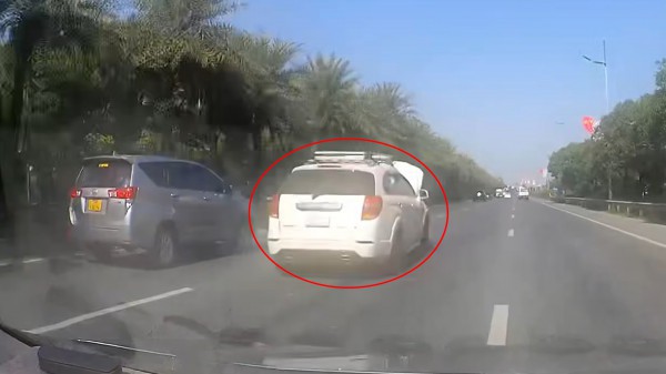 Tài xế dừng, đỗ ô tô giữa cao tốc không thèm đặt biển cảnh báo