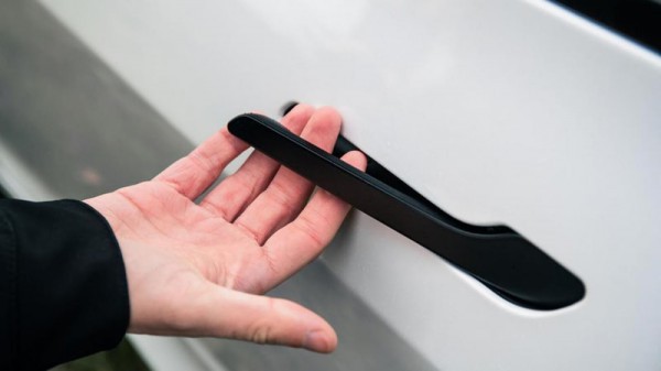 Tay nắm cửa ẩn trên ô tô: xu hướng công nghệ hay điểm yếu an toàn?