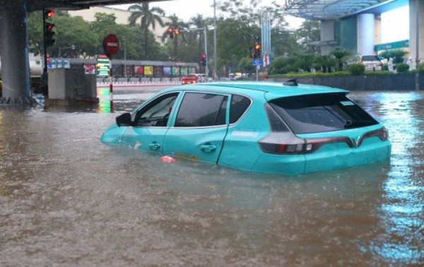 Thử giới hạn lội nước của ô tô điện, nhận "cái kết đắng"