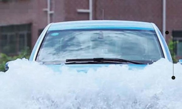 Thử giới hạn lội nước của ô tô điện, nhận "cái kết đắng"