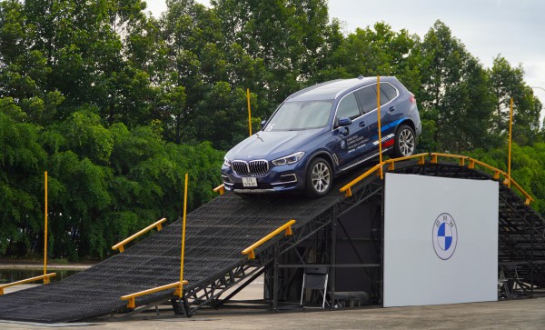 Thử thách dàn xe BMW X-series, MINI trên loạt sa hình 