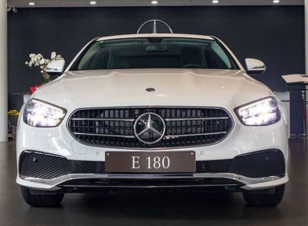 Tồn kho lâu năm, xe sang Mercedes "đại hạ giá" hàng trăm triệu đồng