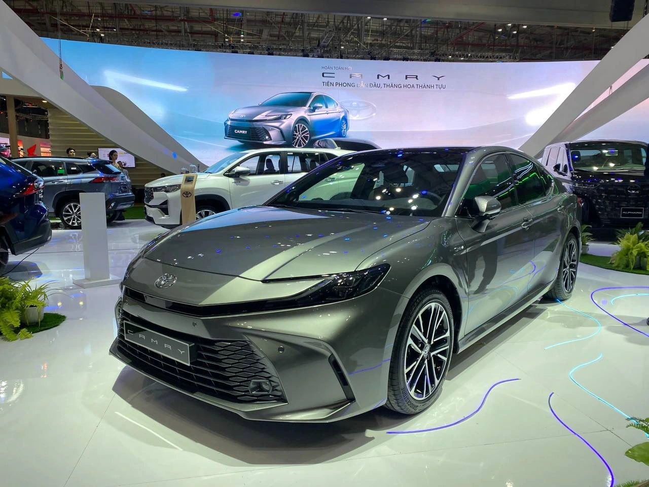 Toyota Camry 2025 trình làng Việt Nam, giá từ 1,22 tỉ đồng