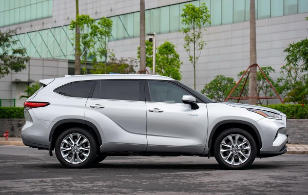 Toyota Highlander nhập từ Mỹ dùng 4 năm, bán giá cao hơn xe sang Toyota Highlander nhập từ Mỹ dùng 4 năm, bán giá cao hơn xe sang