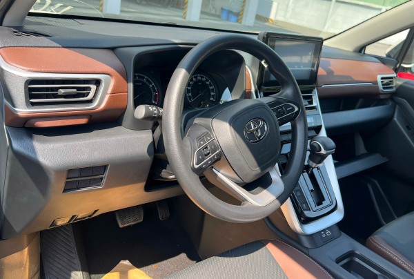 Toyota Innova Cross thêm bản mới tại Việt Nam: Giảm trang bị, giá 730 triệu đồng