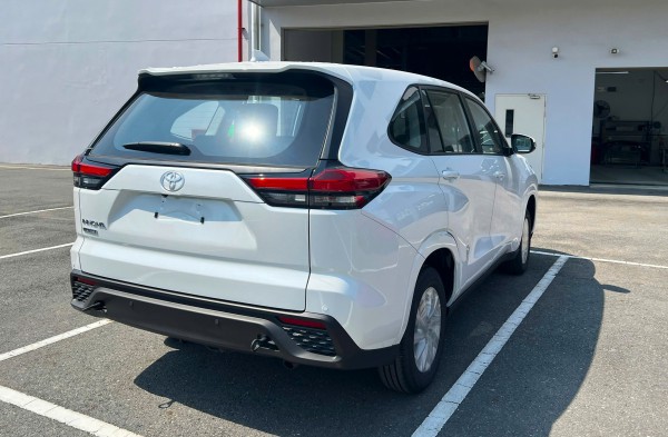 Toyota Innova Cross thêm bản mới tại Việt Nam: Giảm trang bị, giá 730 triệu đồng