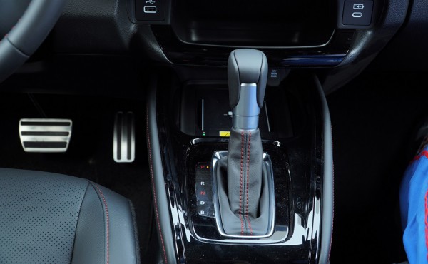 Vì sao lái ô tô hybrid không nên về số N khi dừng đèn đỏ?