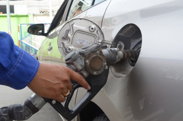 Vì sao nên tắt động cơ khi đổ xăng cho ô tô?