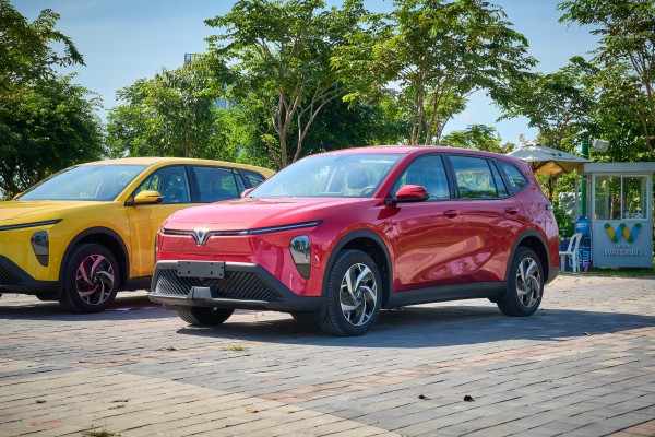 VinFast bàn giao 24.774 xe điện trong tháng 4, Limo Green trở thành 