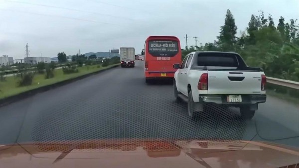 Xe khách lạng lách, đánh võng chèn đường xe bán tải trên quốc lộ