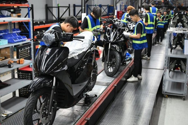 Xe máy điện cạnh tranh sôi động, giá tiếp tục giảm