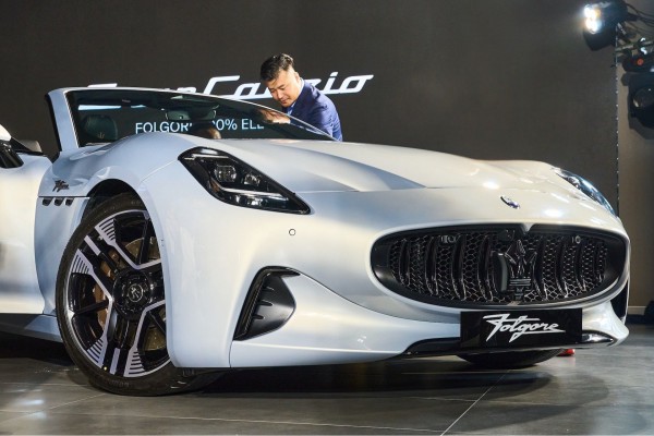 Xe mui trần hạng sang Maserati GranCabrio Folgore có giá hơn 13,3 tỉ đồng