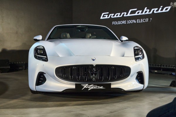 Xe mui trần hạng sang Maserati GranCabrio Folgore có giá hơn 13,3 tỉ đồng