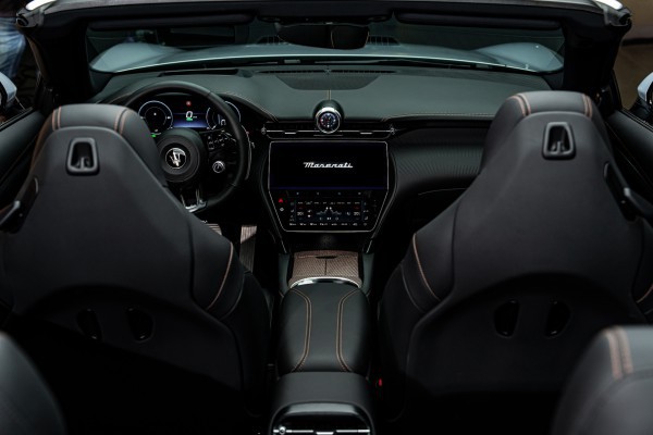 Xe mui trần hạng sang Maserati GranCabrio Folgore có giá hơn 13,3 tỉ đồng