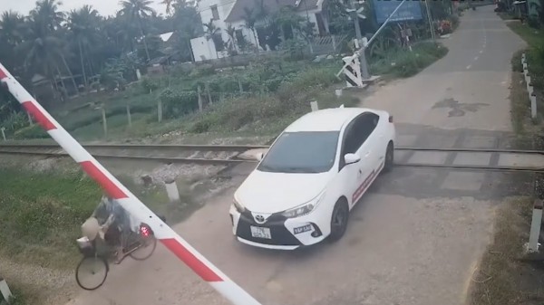 Xe tập lái bất chấp đèn đỏ vượt rào chắn, cố tình băng qua đường ray