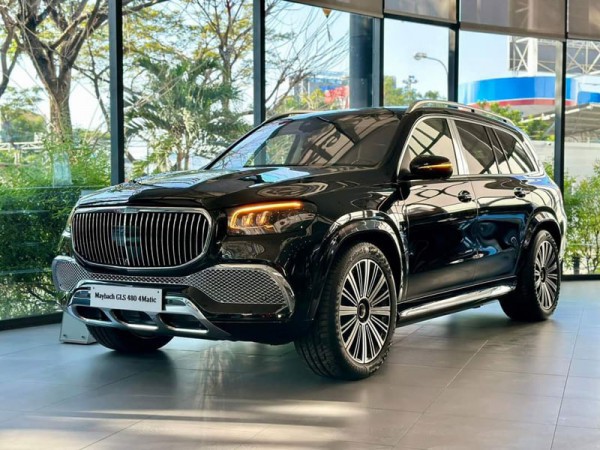 Đại lý “dọn kho”, đại hạ giá xe sang đời 2022 và 2023