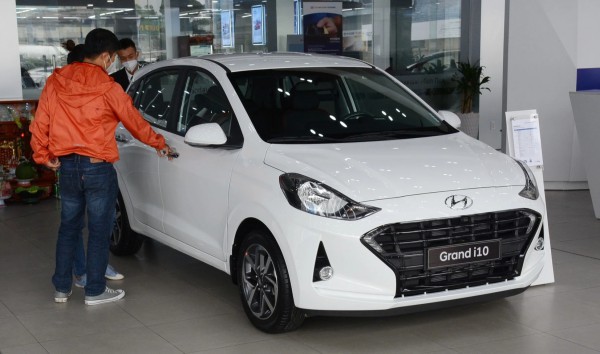 Ô tô cỡ nhỏ máy xăng đánh mất thị phần vào tay xe điện