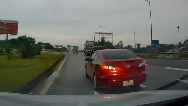 Ô tô con chuyển làn 