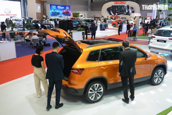 Ô tô gầm cao 5 - 7 chỗ hút khách, thị phần xe sedan dần 