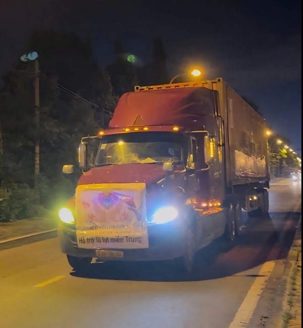 100.000 đồng của người phụ nữ buôn ve chai Huế: 